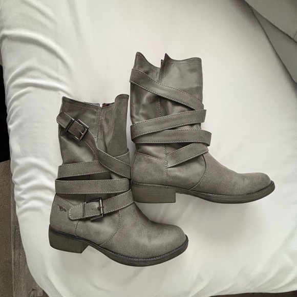 Rocket Dog gray short boots, very cute and easy to slip into. - Picture 2 of 5